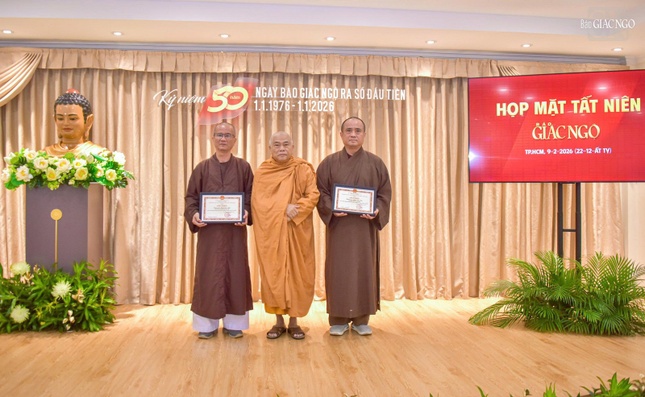 Hòa thượng Thích Giác Toàn trao Giấy khen của Trưởng ban Tôn giáo Chính phủ - Bộ Dân tộc và Tôn giáo