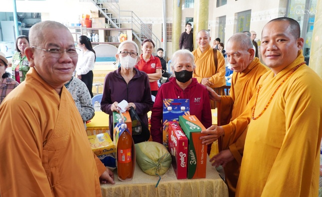 Chư tôn đức trao quà đến người dân