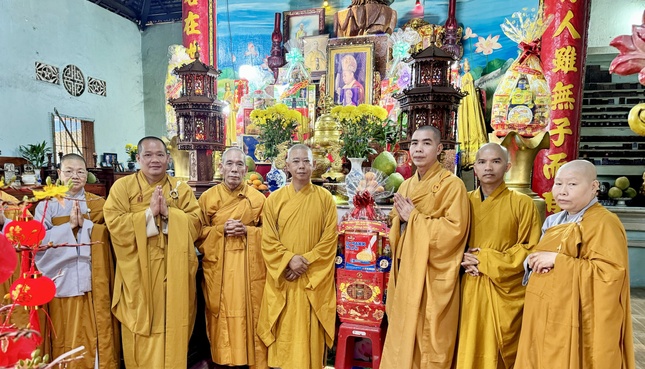 Thăm chúc mừng năm mới tại chùa Thới Hòa