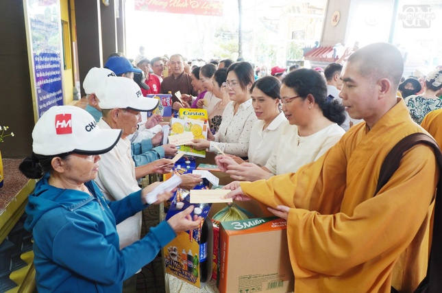 Mỗi phần quà gồm có gạo, mì, nước ngọt, bánh kẹo, phong bì lì-xì 100 ngàn đồng...