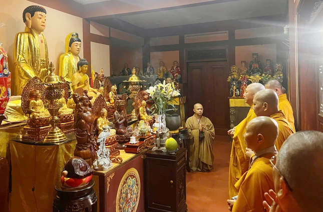 Thăm, chúc mừng năm mới tại chùa Trường Thọ