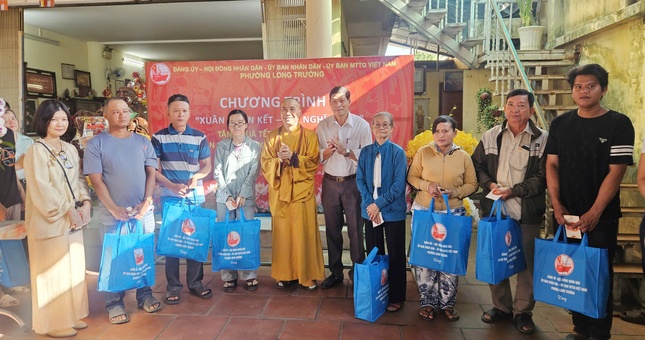 Thượng tọa Thích Đạo Phước cùng đại diện chính quyền trao quà đến người dân - Ảnh: T.Giác