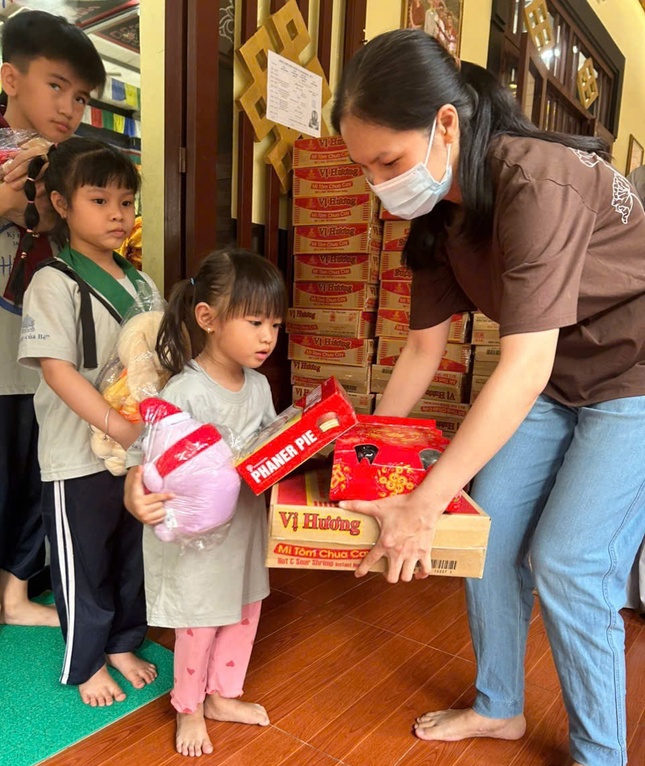 Tặng quà Tết đến các em thiếu nhi