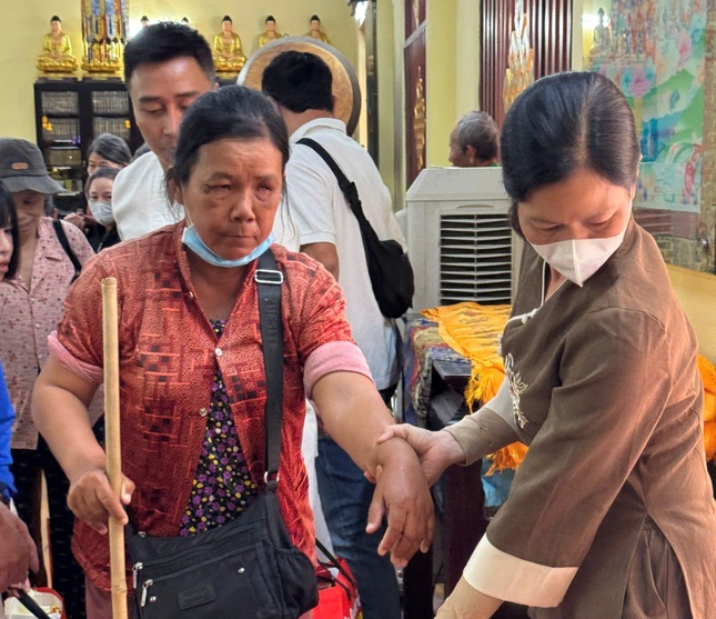 Tặng quà Tết đến người khiếm thị