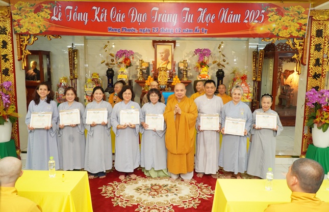 Trao Giấy chứng nhận tham gia khóa tu Bát quan trai đến các Phật tử