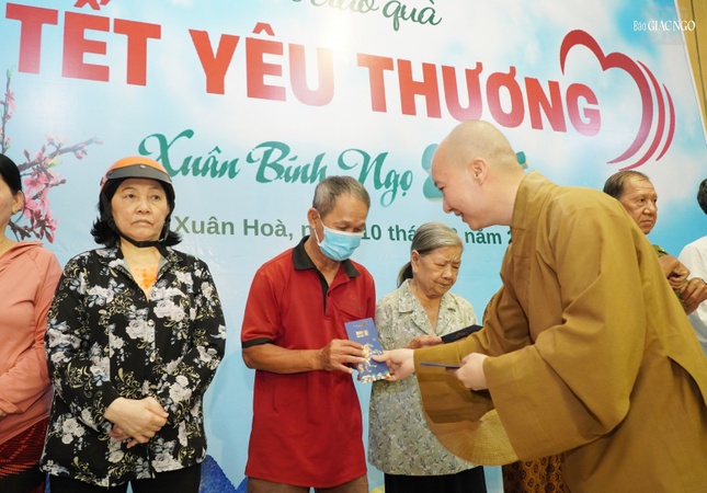 Thượng tọa Thích Nguyên Các trao quà Tết đến người dân