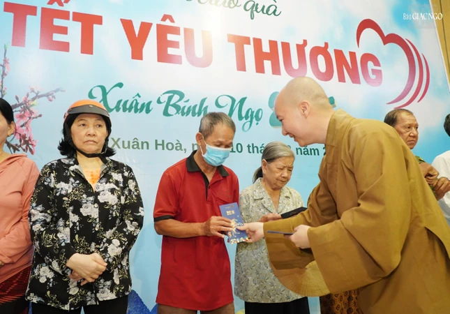 Thượng tọa Thích Nguyên Các trao quà Tết đến người dân