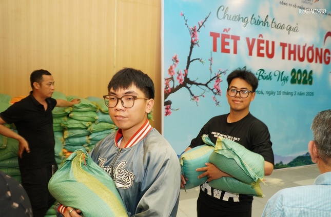 Mỗi phần quà Tết gồm 10kg gạo và phong bì lì xì 500 ngàn đồng