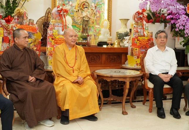 Ông Nguyễn Phước Lộc ghi nhận, biểu dương và đánh giá cao sự đóng góp thiết thực của GHPGVN TP.HCM nói chung và cá nhân Thượng tọa Thích Thanh Phong, Thượng tọa Thích Tâm Hải