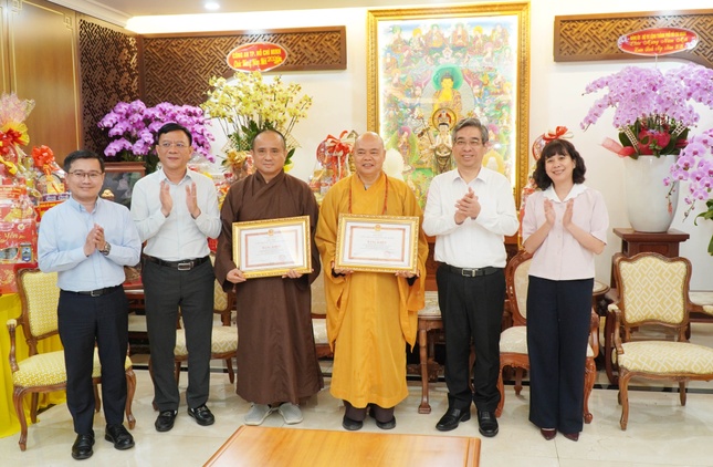Đại diện lãnh đạo TP.HCM trao Bằng khen của UBND Thành phố đến Thượng tọa Thích Thanh Phong và Thượng tọa Thích Tâm Hải