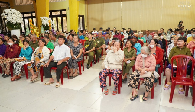 Bà con tham dự nhận quà tại chùa Vĩnh Nghiêm chiều 10-2-2026