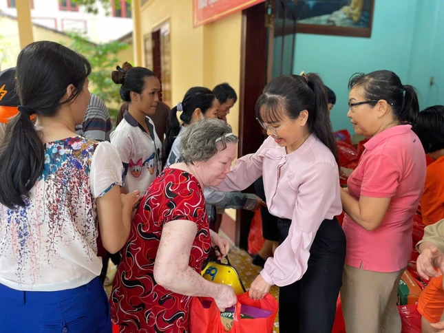 Những phần quà Tết được trao đến bà con khó khăn phường Bảy Hiền Những phần quà Tết được trao đến bà con khó khăn phường Bảy Hiền