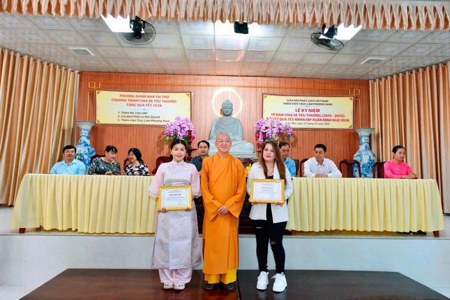 Thượng tọa Thích Bình Tâm trao Bằng công đức đến Phật tử Thượng tọa Thích Bình Tâm trao Bằng công đức đến Phật tử