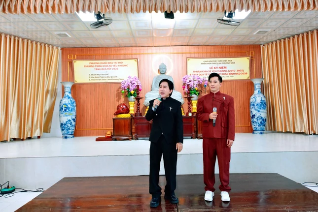 Nghệ sĩ biểu diễn trong chương trình vân nghệ cúng dường Nghệ sĩ biểu diễn trong chương trình vân nghệ cúng dường