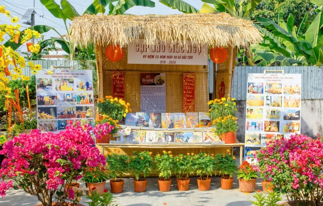 Sạp Báo Giác Ngộ tại chùa Hạnh Đức ngày mồng 1 Tết