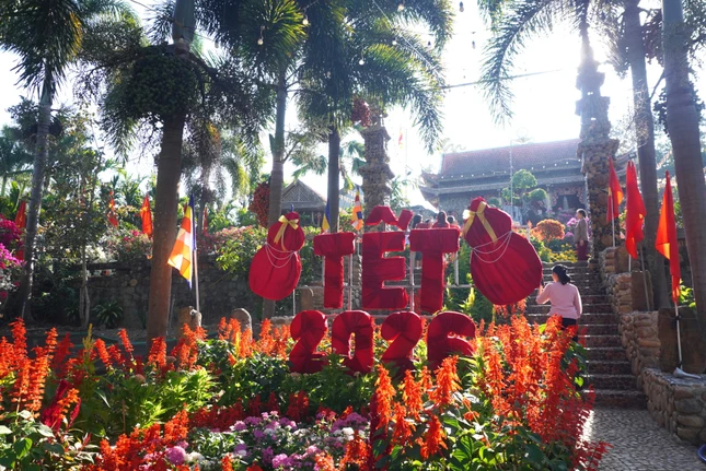 Từ mái am tranh đơn sơ giữa vùng đầm sậy hoang vu năm 1961, qua ba lần trùng tu đầy tâm huyết của bao thế hệ, ngôi chùa giờ đây sừng sững, che chở những xóm làng, ruộng đồng và núi rừng