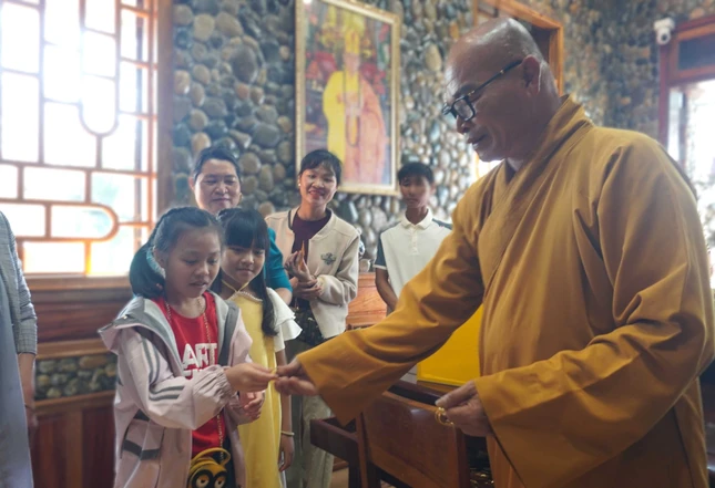 Đại đức trụ trì chùa Quảng Trạch mừng tuổi đầu năm