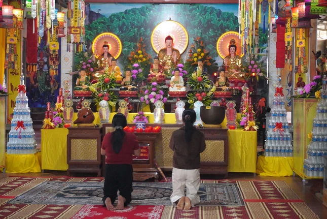 Với người dân nơi đây ngày đầu năm phải về chùa lễ Phật