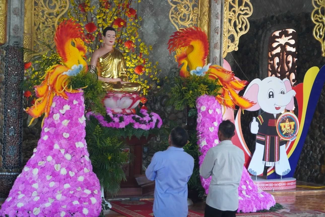 Người dân lễ Phật đầu năm