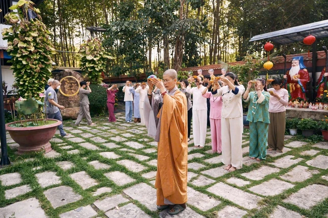 Sư cô Thích nữ Đức Tâm cùng Phật tử trong buổi lễ