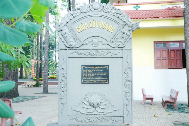 Bia ghi nhận công đức gia đình Phật tử hiến cúng đất đầu tiên xây dựng chùa Bửu Quang