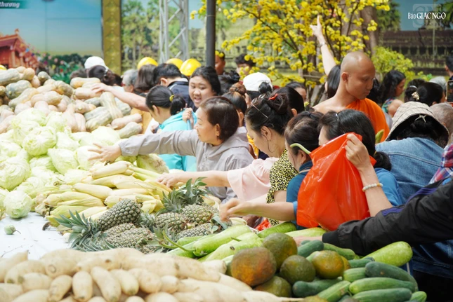 Người dân đi Siêu thị rau củ quả 0 đồng