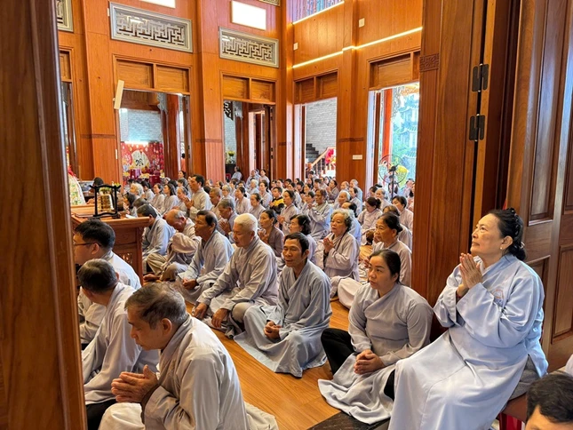 Hơn 200 Phật tử về chùa tu học Hơn 200 Phật tử về chùa tu học