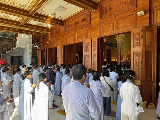 Phật tử về chùa tu học đầu năm Phật tử về chùa tu học đầu năm