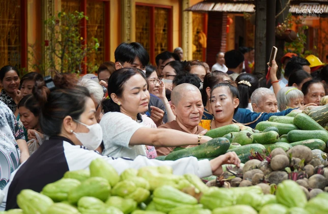 Đây là năm thứ 3 liên tiếp chùa tổ chức Siêu thị rau củ quả 0 đồng vào rằm tháng Giêng