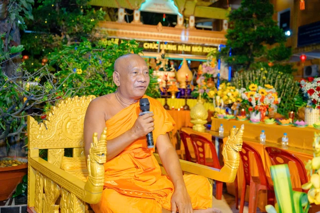 Hòa thượng Danh Lung thuyết giảng ý nghĩa của lễ Magha Puja