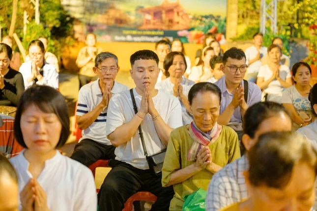 Đông đảo Phật tử về chùa Candaransi tối rằm tháng Giêng