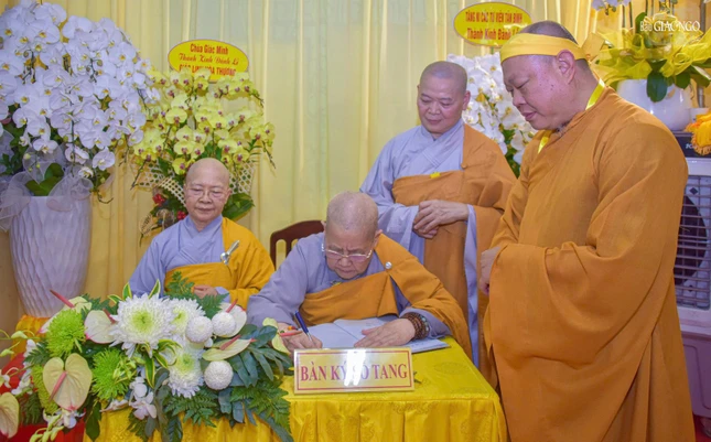 Ni trưởng Thích nữ Từ Nhẫn, Trưởng Phân ban Ni giới TP.HCM ký sổ tang