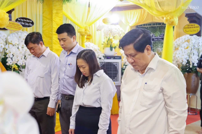 Ông Huỳnh Văn Tâm, Chủ tịch UBND phường Vườn Lài cùng thành viên đoàn thành kính tưởng niệm