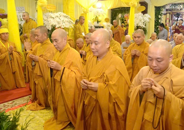 Chư tôn đức Tăng Ni các phường Vườn Lài, Diên Hồng và Hòa Hưng (Q.10 cũ) nhất tâm cầu nguyện