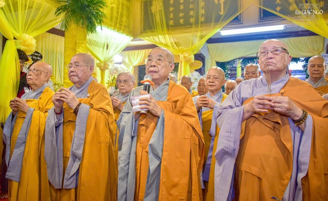 Ni trưởng Thích nữ Nhật Khương, Trưởng Phân ban Ni giới T.Ư cùng chư Ni Phân ban Ni giới T.Ư, TP.HCM thành kính dâng hương tưởng niệm