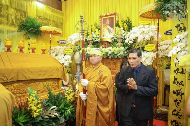 Ông Phạm Ngọc Chuyên, Chuyên viên Ban Tôn giáo Chính phủ - Bộ Dân tộc và Tôn giáo cùng thành viên đoàn nhiễu hữu kim quan Trưởng lão Hòa thượng tân viên tịch