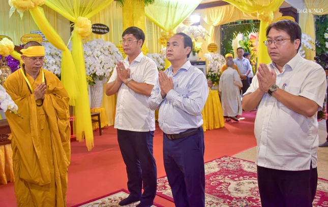 Đảng ủy, HĐND, UBND, Ủy ban MTTQVN phường Tân Sơn Nhất kính viếng