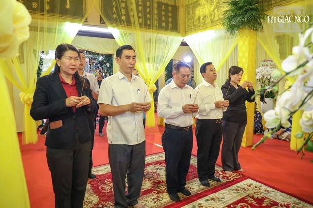 Đảng ủy, HĐND, UBND, Ủy ban MTTQVN phường Vườn Lài kính viếng