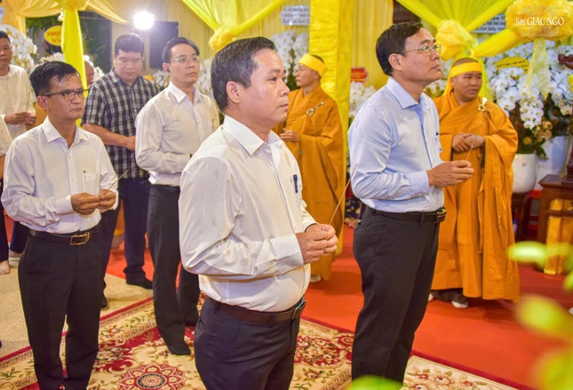 Đoàn Thành ủy, HĐND, UBND, Ủy ban MTTQVN TP.HCM dâng hương tưởng niệm