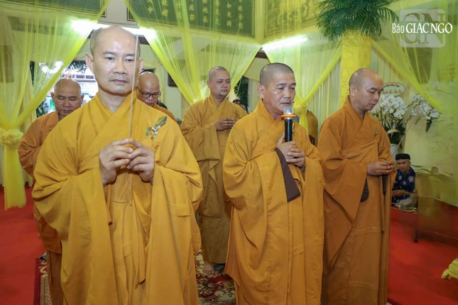 Chư Tăng thiền viện Thường Chiếu thành kính dâng hương tưởng niệm