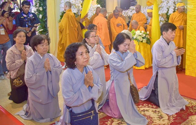 Phật tử đảnh lễ tưởng niệm Trưởng lão Hòa thượng