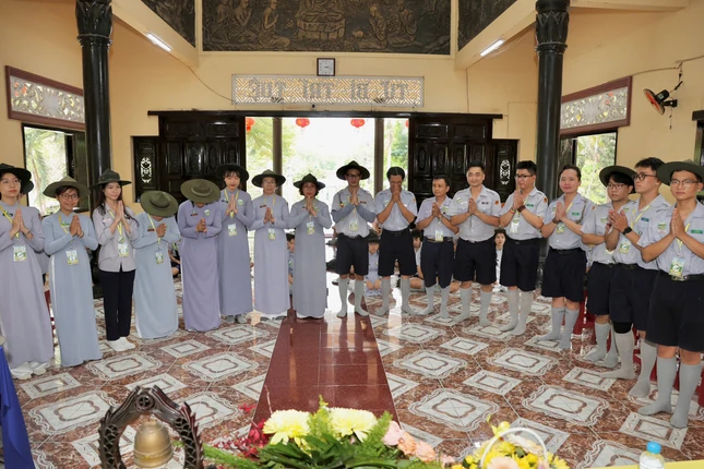 Huynh trưởng Ban Quản trại Về nguồn lần I ra mắt chư tôn đức