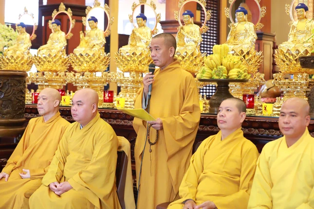 Thượng tọa Thích Minh Nhựt thông qua chương trình, thời khóa tu học