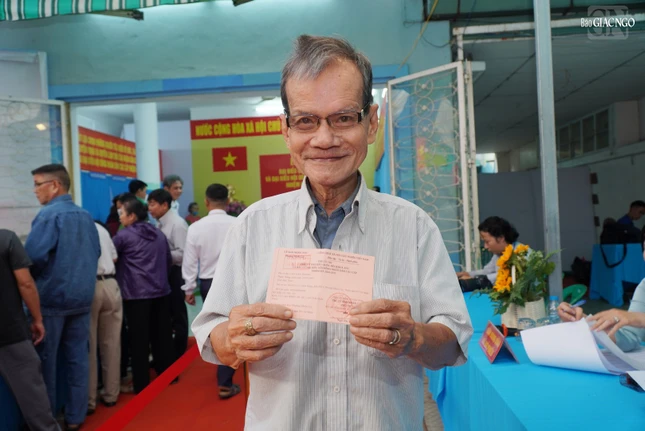 Cử tri được Tổ bầu cử đóng dấu “Đã bỏ phiếu” sau khi hoàn thành việc bầu cử Cử tri được Tổ bầu cử đóng dấu “Đã bỏ phiếu” sau khi hoàn thành việc bầu cử