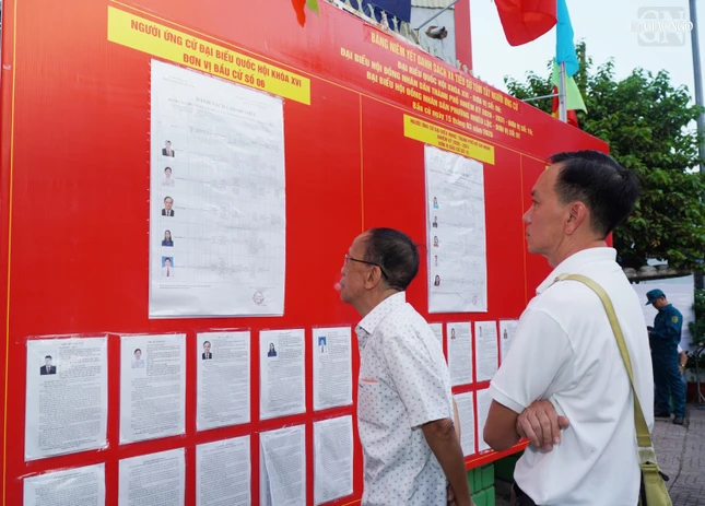 Người dân đọc thông tin các ứng cử viên đại biểu Quốc hội khóa XVI và đại biểu Hội đồng Nhân dân các cấp nhiệm kỳ 2026-2031 Người dân đọc thông tin các ứng cử viên đại biểu Quốc hội khóa XVI và đại biểu Hội đồng Nhân dân các cấp nhiệm kỳ 2026-2031