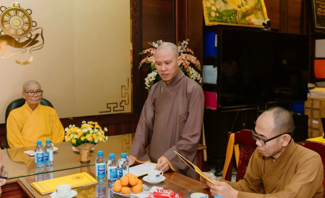 Đại đức Trưởng ban Trị sự GHPGVN tỉnh Đắk Lắk điều hành phiên họp