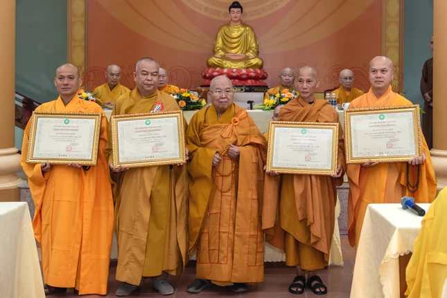 Trao Giáo chỉ tấn phong giáo phẩm Trao Giáo chỉ tấn phong giáo phẩm