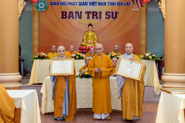Tỉnh Gia Lai có 12 vị được tấn phong giáo phẩm Thượng tọa, 2 Ni trưởng và 13 Ni sư trong năm 2025 Tỉnh Gia Lai có 12 vị được tấn phong giáo phẩm Thượng tọa, 2 Ni trưởng và 13 Ni sư trong năm 2025