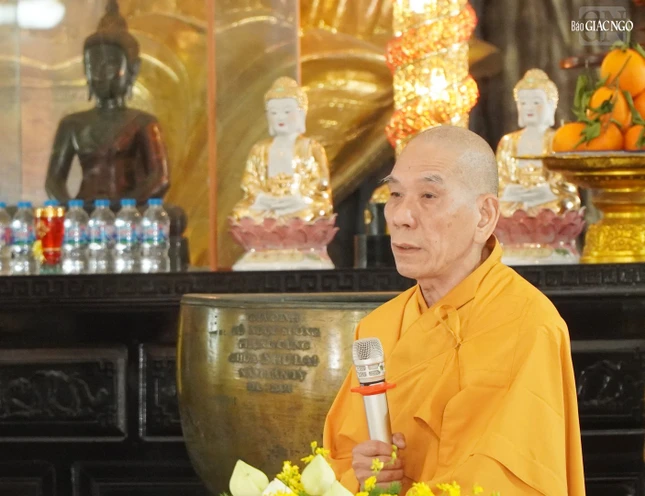 Hòa thượng Thích Giác Trí phát biểu trong buổi sinh hoạt Phật sự