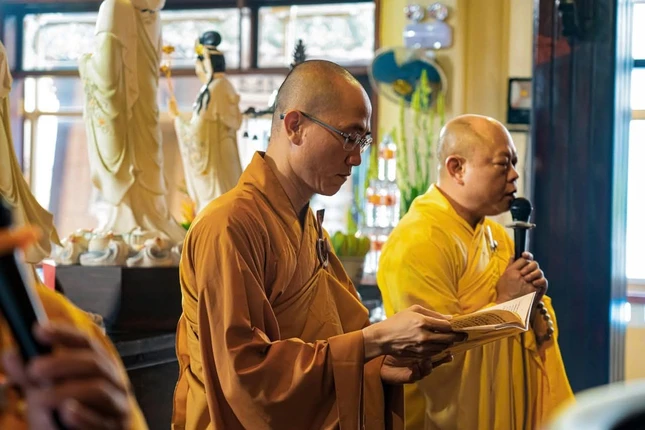 Chư tôn đức niêm hương, bạch Phật